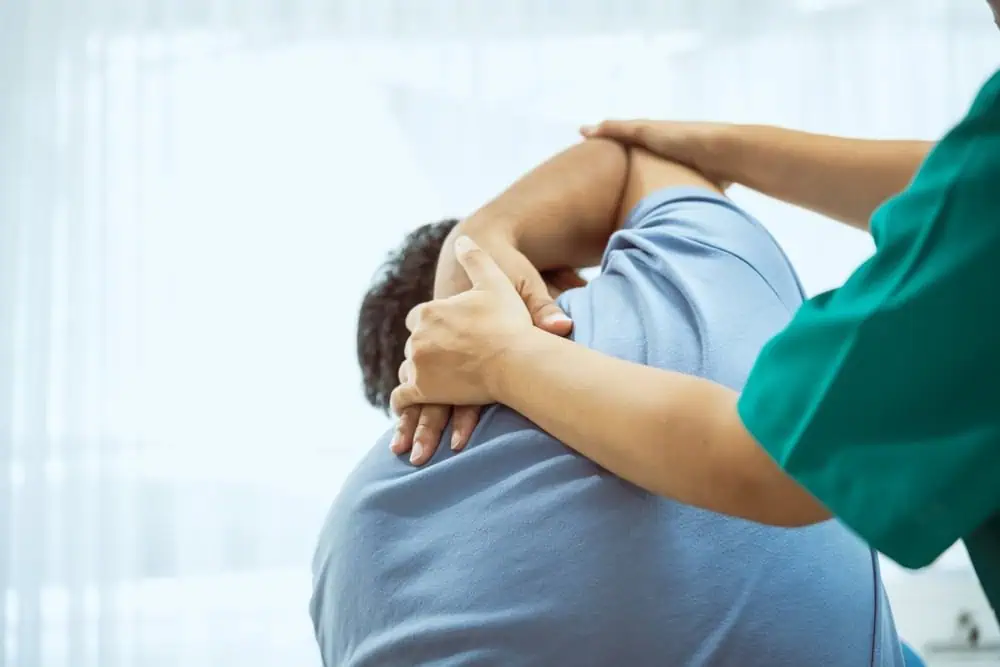 A licensed physical therapist in NYC providing personalized rehabilitation treatment to a patient, focusing on pain relief, mobility restoration, and long-term functional recovery.