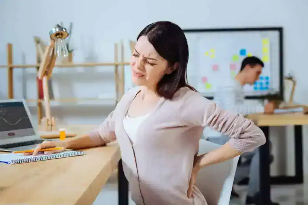 Visual guide illustrating the difference between normal, short-term pain and signs of chronic or serious pain that require professional pain management in NYC—featuring symptoms, duration, and when to seek medical help.